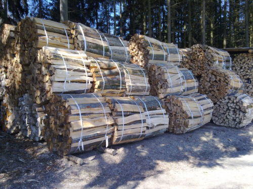 holzlager mit mehreren meterscheit gebunden